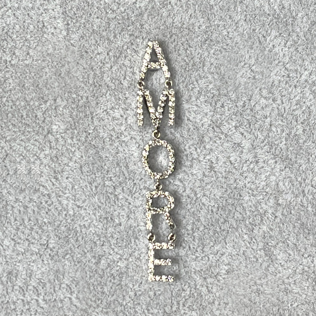 Orecchini in oro bianco e diamanti con scritta AMORE