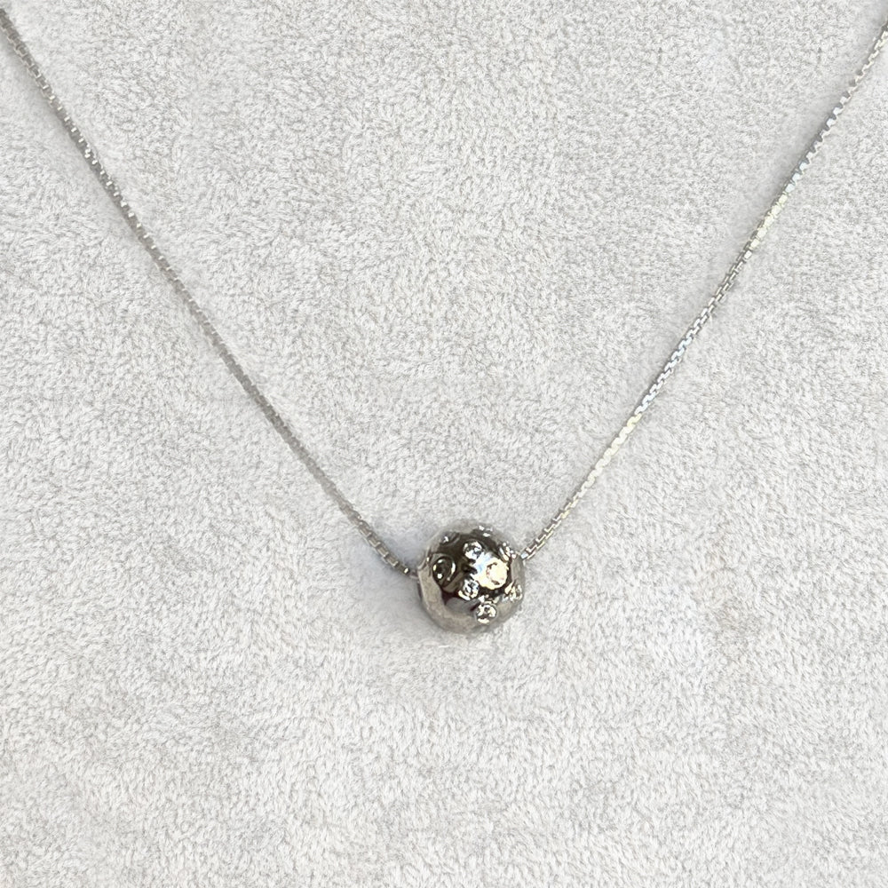 Collana in Oro Bianco con Punto Luce a forma di Sfera