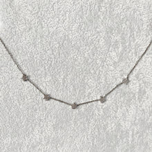 Carica l&#39;immagine nel visualizzatore di Gallery, Collana in Oro Bianco con Stelline di diamanti
